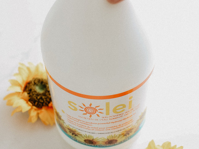 Bouteille de Solei 3.78 L avec fleurs jaunes – présentation naturelle du traitement piscine