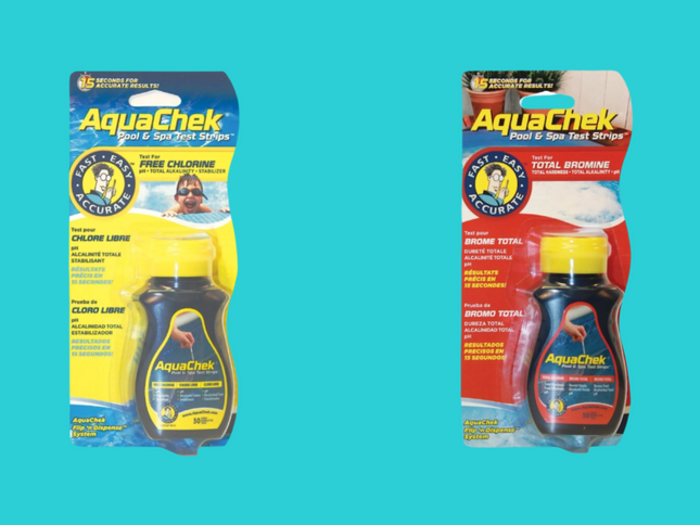 Photo qui combine les deux flacons de bandelettes de test AquaChek 4 en 1 pour chlore et brome.